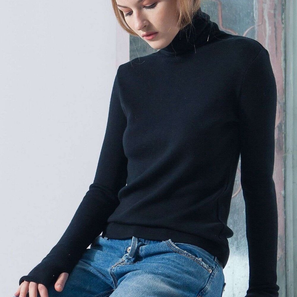 NWOT! Boutique sweater with thumb holes ● 100% soft Italian merino wool ● Small